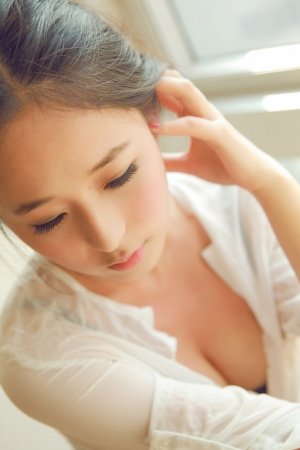 小保姆在厨房做饭