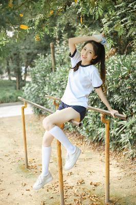 小保姆在厨房做饭